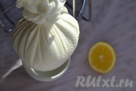 В дуршлаг, застеленный чистой марлей, сложенной в 2 слоя, вылить молочную массу. Марлю завязать и подвесить минут на 30, чтобы стекла сыворотка. По истечении времени можно наслаждаться мягким, нежным домашним сыром. Для того чтобы сыр стал более плотным, его, по истечении 30 минут, нужно прямо в марле положить в дуршлаг, накрыть тарелкой и сверху поставить груз. Под дуршлаг нужно поставить кастрюлю или тарелку, чтобы стекала лишняя сыворотка.