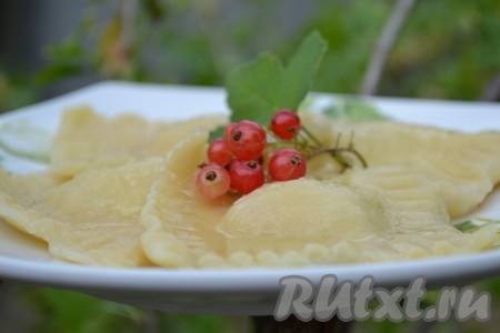 Равиоли с ягодной начинкой опускать в кипящую подсоленную воду и варить 5 минут.
