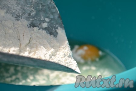 Вбить яйца, добавить воду, соль и растительное масло. Перемешать и частями добавить муку.
