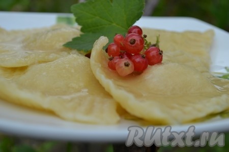 Готовые равиоли достать шумовкой на блюдо, посыпать сахаром или полить сладким сиропом и подать на стол.
