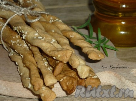 Вкусные хлебные палочки с кунжутом достать из духовки, остудить и можно подавать на стол. Такие палочки станут отличной альтернативой хлебобулочным изделиям. В этот раз я подала их к супу.