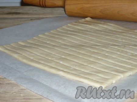 Тесто нарезать на полоски шириной 1 сантиметр.