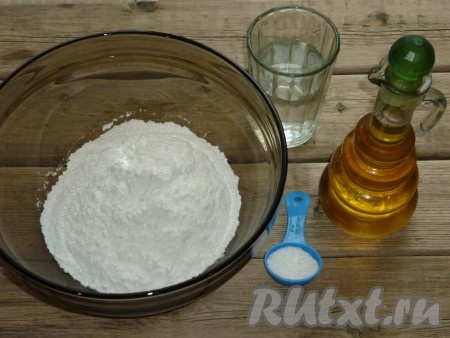 В миске смешать просеянную муку и соль. Влить оливковое масло и тёплую воду (температуре воды должна быть примерно 38-40 градусов).&nbsp;