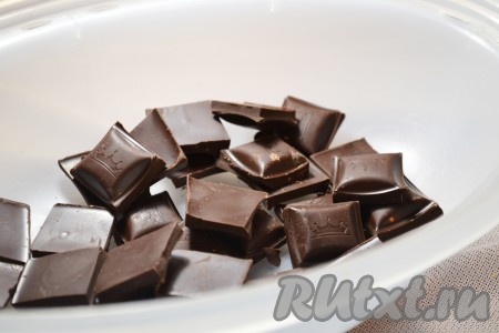 Сливочное масло для приготовления этого пирога нужно достать заранее, что оно согрелось при комнатной температуре и стало достаточно мягким. Шоколад растопить на водяной бане.