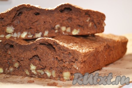 Готовый пирог вынуть из духовки и дать остыть. А затем можно нарезать на части и подавать к столу.