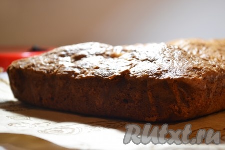 Выпекать пирог с шоколадом и грецкими орехами в разогретой духовке при температуре 180 градусов 20-25 минут (для того чтобы проверить готовность, проколите выпечку сухой зубочисткой, если зубочистка останется сухой и после прокалывания пирога, значит выпечка готова).&nbsp;