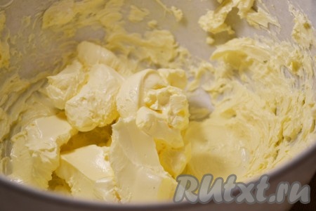 В ёмкость, в которой будет удобно взбивать миксером, выложить мягкое сливочное масло, добавить растопленный шоколад.