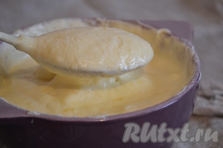 Сверху в формочки выложить оставшиеся взбитые белки и отправить минут на 20 в духовку, разогретую до 180 градусов. Вниз духовки поставить противень, заполненный на 1 см водой. Открывать духовку в процессе выпечки нельзя, иначе суфле осядет.
