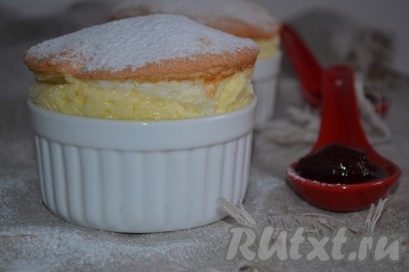 Нежное, вкусное, воздушное творожно-лимонное суфле готово. При подаче можно посыпать сахарной пудрой.
