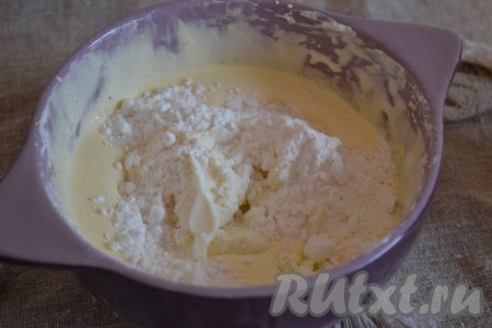 В формочки для выпечки, смазанные сливочным маслом и обсыпанные сахарной пудрой, выложить полученную массу, заполняя формы на 3/4 объёма.
