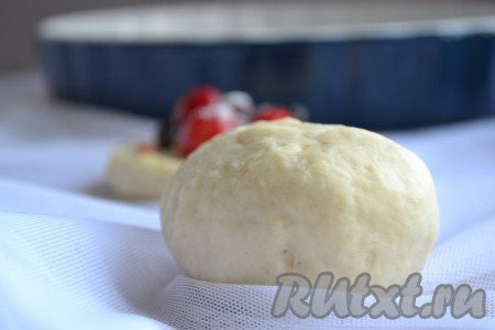 Защепить края каждой лепёшки, формируя шарик.