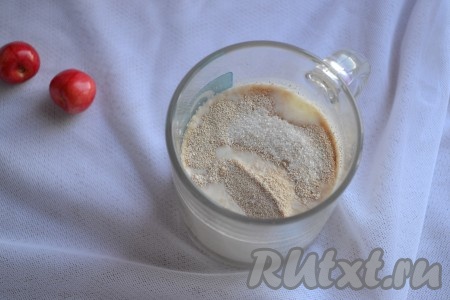 Все ингредиенты, необходимые для замешивания теста, должны быть комнатной температуры, свежими и качественными. Первым делом следует сделать опару для теста. Для этого сухие дрожжи, одну столовую ложку сахара и одну столовую ложку муки всыпать в 200 мл молока комнатной температуры, перемешать и оставить минут на 15 в тёплом месте.