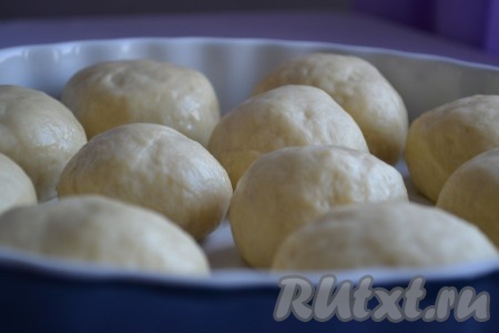 Все сформированные булочки выложить швом вниз в форму, смазанную маслом на расстоянии друг от друга, накрыть и оставить на 20 минут для подхода.