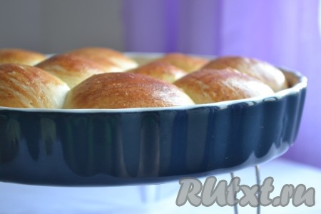 По истечении времени поставить форму в духовку, разогретую до 180 градусов, и выпекать 25-35 минут.