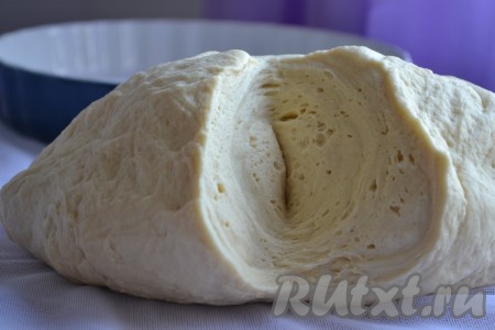 За это время дрожжи должны заработать и на поверхности образуется пенная шапочка. В отдельной миске взбить сырое яйцо с солью и с оставшимся сахаром. Влить в миску 300 мл молока комнатной температуры и подошедшую опару. В несколько приёмов добавить муку, замешивая тесто. Добавляя муку, ориентируйтесь на консистенцию замешиваемого теста. Дрожжевое тесто для булочек должно получиться мягким, не липнущим к поверхности и рукам. Накрыть тесто салфеткой и оставить, примерно, на час. Тесто хорошо увеличится в объёме и будет достаточно пористым.