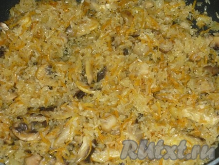 Рис тщательно промыть под проточной водой, лишней воде дать стечь. К грибам, обжаренным с морковью и луком, всыпать рис, посолить, приправить специями (я взяла куркуму, специи для плова, чёрный молотый перец), перемешать.