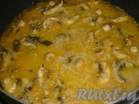 Влить 400 миллилитров кипящей воды, накрыть сковороду крышкой, после закипания уменьшить огонь до минимума и готовить рис с грибами минут 25 (вода должна испариться, а рисинки стать мягкими).