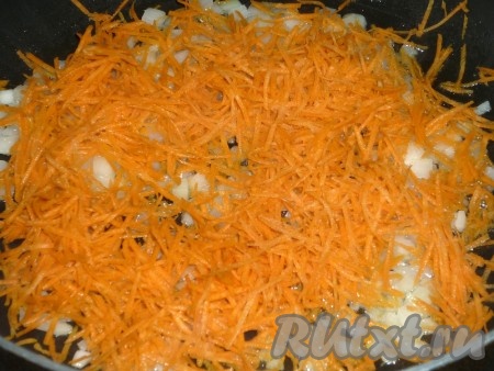 Почистить морковь и лук. В глубокой сковороде разогреть растительное масло, выложить натёртую на крупной тёрке морковь и мелко нарезанный лук, перемешать, обжарить овощи, иногда помешивая, до мягкости (ориентировочно на это потребуется минут 6-7).