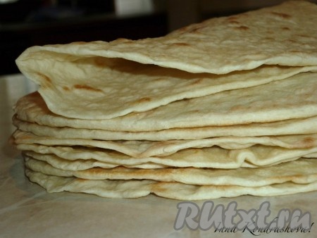 Вот так достаточно просто в домашних условиях можно приготовить на сковороде тонкие лаваши из теста, замешанного на дрожжах. Такие лаваши можно подать к первым блюдам, шашлыку, в них можно заворачивать любую начинку.