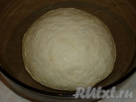 Укрыть тесто полотенцем и оставить на 30-40 минут для подхода (тесто округлится и увеличится в объёме).
