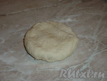 Обмять подошедшее тесто и разделить на небольшие части.