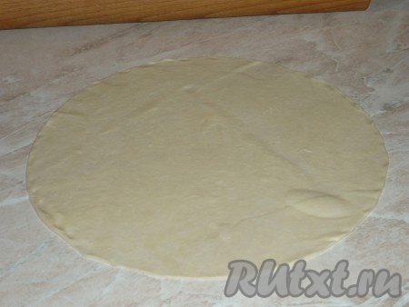 На присыпанной мукой поверхности раскатать очень тонко каждый кусочек теста в круг (лишнее тесто обрезать при помощи тарелки). Я обрезаю по размеру сковороды, на которой планирую жарить лаваш.