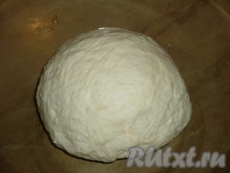 Добавить тёплую воду (температура воды должна быть примерно 38 градусов), растительное масло. Перемешивать тесто вначале ложкой, а затем хорошо вымесить его руками. Тесто для лаваша должно получиться эластичным, не липнущим к ладоням.