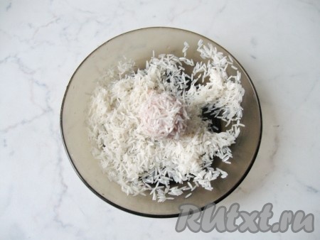 Из фарша влажными руками сформировать небольшие шарики (я сформировала 9 штук), затем выложить их в тарелку с рисом.