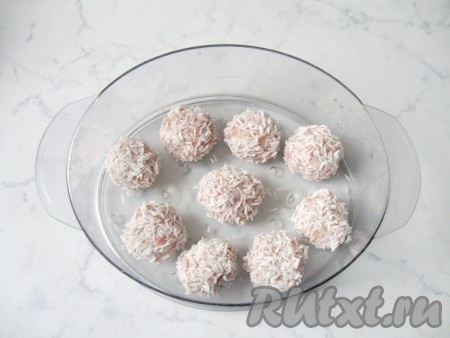 Обвалять шарики из фарша в рисе со всех сторон, у нас получатся симпатичные "ёжики", выложить их в чашу пароварки для приготовления на пару.