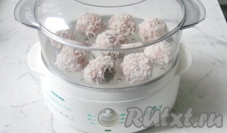 Чашу установить в пароварку, закрыть крышку.