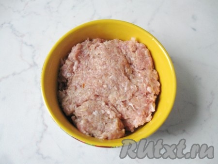 Кусочки батона выложить в небольшую ёмкость, полностью залить водой, оставить на 1-2 минуты, а затем отжать от лишней жидкости. Лук и чеснок очистить. Для получения фарша кусочки мяса (я взяла свинину и говядину) вместе с луком, чесноком и батоном, отжатым от лишней влаги, пропустить через мясорубку, посолить, поперчить по вкусу и очень хорошо перемешать.