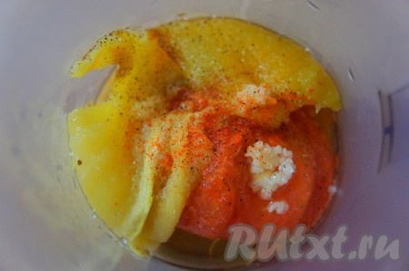 К овощам добавить зубчик чеснока, специи, соль, масло. 