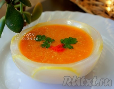 Подавать овощной суп охлажденным с зеленью!
