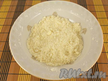 Взбить яйцо и смазать им сверху пирожки. По желанию можно посыпать сверху штрейзелем. Чтобы сделать штрейзель необходимо перетереть руками холодное сливочное масло, сахар и муку до состояния крошки. Этой крошкой присыпать сверху пирожки.