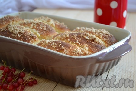 Пирожки со смородиной отправить в разогретую до 180 градусов духовку. Выпекать до красивого золотистого цвета дрожжевого теста (примерно, 25-35 минут).