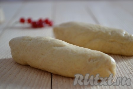 Защепить края лепешки, формируя пирожок.