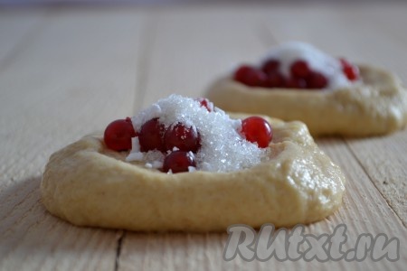 Добавить к смородине хорошую щепотку крахмала и сахар по вкусу. Я клала по неполной чайной ложке сахара, но здесь лучше ориентироваться на сладость ягод.