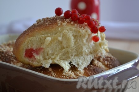 Готовую аппетитную выпечку достать из духовки. Дрожжевые пирожки со смородиной остаются вкусными и мягкими даже после остывания.