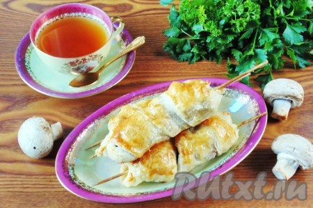 Сосиски на шпажках, запечённые в слоёном тесте, подавайте в тёплом виде к чаю, кофе или просто в качестве перекуса.