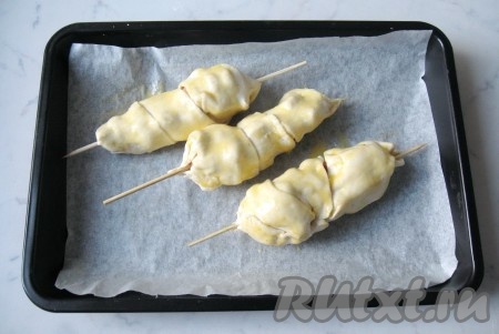 Яйцо взбить в небольшой ёмкости вилкой до однородности. Смазать тесто яичной смесью и отправить в духовку, разогретую до 180-190 градусов.