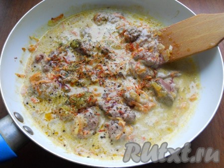 Вылить смесь в сковороду, аккуратно перемешать с куриной печенью и овощами. Посолить, поперчить, добавить специи и шафран. Все еще раз перемешать, довести до кипения, уменьшить огонь. 

