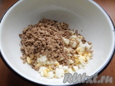 Яйца сварить вкрутую, остудить, очистить, нарезать кубиками. Добавить натертую на крупной терке отварную куриную печень.
