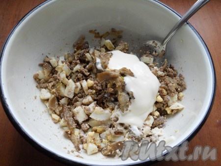 Добавить в салат майонез, посолить и поперчить по вкусу.
