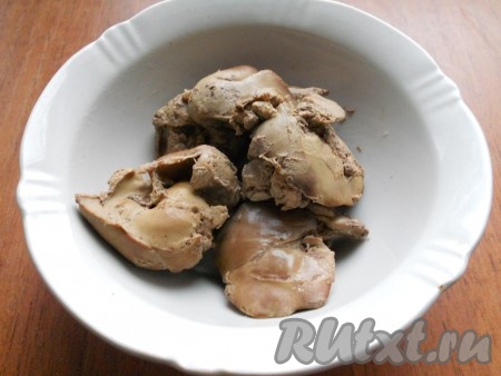 Куриную печень залить холодной водой, довести до кипения, уменьшить огонь и варить в подсоленной воде в течение 15 минут. Готовую печень остудить.
