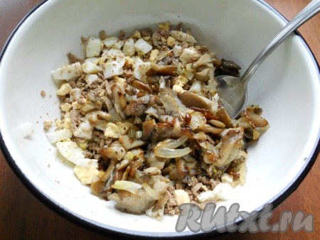 Грибы остудить и добавить в салат к яйцам и куриной печени.
