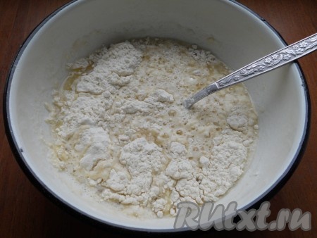 Всыпать просеянную муку и соль. Вначале ложкой замешивать тесто.