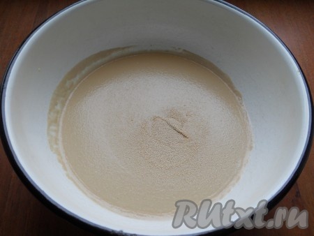 Рассол немного подогреть до теплого состояния. Всыпать в рассол сухие дрожжи и сахар. Размешать и оставить, прикрыв пищевой пленкой, в теплом месте на 5-7 минут до образования "шапочки".
