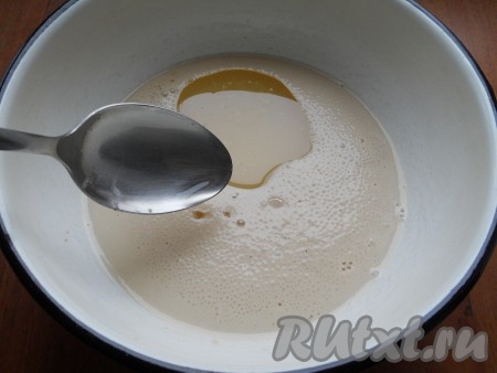 В дрожжевую смесь добавить 3 столовые ложки растительного масла, перемешать.
