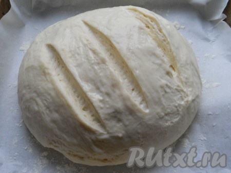 Третий раз тесто снова обмять и сформировать круглый хлебушек. Поместить его на присыпанный мукой противень (я еще застелила пергаментом). Оставить для расстойки на 20-30 минут, после чего смазать хлеб смесью молока и воды и сделать несколько надрезов сверху.