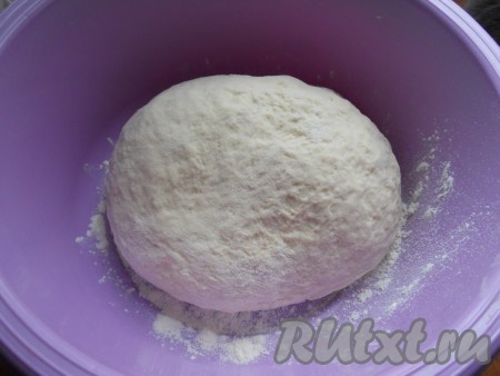 Когда тесто будет невозможно мешать ложкой, влить еще 1 столовую ложку растительного масла и замесить тесто руками. Тесто должно быть не тугим, но и не липнущим к рукам и столу.
